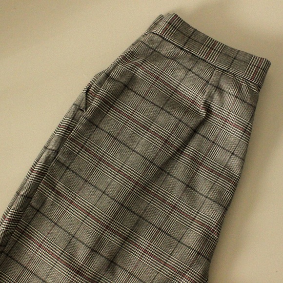 Chic and comfy plaid pants. - Picture 4 of 7